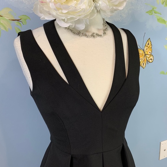 ✨BCBGMaxAzira Cutout Dress Women size 6 - Picture 3 of 7